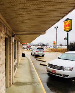福雷斯特城Rest Inn Motel的两辆汽车停在加油站的停车场