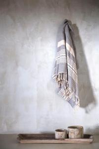 里科索翁Kymata Bohemian Villas的挂在两把凳子旁边的墙上的毛巾