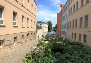 什未林Schwerin Apartment am Pfaffenteich的两座建筑之间的小巷