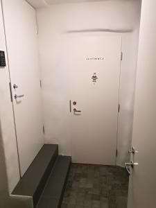 塔林Like Home Apartments Salme 31的浴室设有白色的门和楼梯