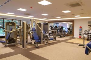 巴森斯韦特阿玛斯维特Spa酒店的健身房设有跑步机和椭圆机