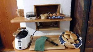 穆劳附近圣洛伦岑Pension - Bauernhof的一间带烤面包机和一篮面包的小厨房
