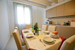 威尼斯丽都拉方丹公寓式酒店的餐桌、椅子和餐桌,上面有食物