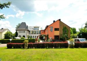 LonguichGästehaus Wein im Turm的前面有草坪的房子