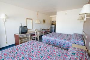 米苏拉布鲁克斯圣汽车旅馆的酒店客房配有两张床和一张书桌