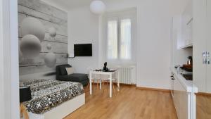 米兰纳维格利里帕蒂希内斯P&D公寓的卧室配有1张床、1张桌子和1把椅子