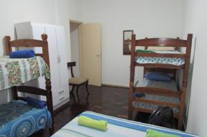 里约热内卢Conforto Carioca Gloria的一间客房内配有两张双层床的房间
