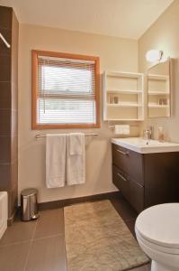 波特兰多伊尔洛夫乔伊酒店的一间带水槽和卫生间的浴室以及窗户。