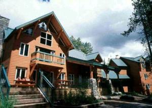 路易斯湖HI Lake Louise Alpine Centre - Hostel的一座大型木屋,前面设有楼梯