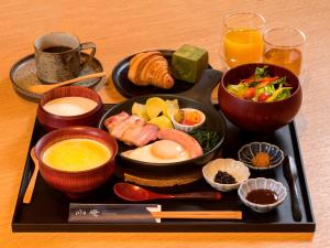 金泽金泽雨庵酒店的盘子上装有一盘早餐食品的食品