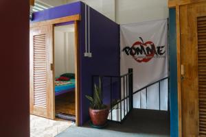 马德望Pomme Hostel Restaurant & Bar - Private Sleeping Cabins的通往一间有苹果标志的房间的门