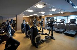 Clinton匹兹堡国际机场凯悦酒店的健身房,设有数排跑步机和椭圆机