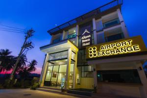 奈扬海滩Airport Beach Hotel Phuket - SHA Extra Plus的一座有机场交换标志的建筑