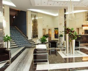 锡比乌大陆酒店的大楼内带椅子和楼梯的大堂