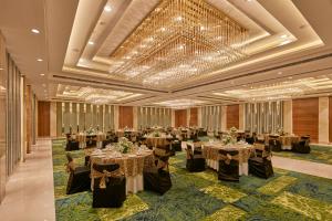 班加罗尔Hotel Royal Orchid Bangalore的宴会厅设有宴会桌