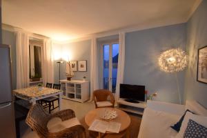 吉法Casa Marina by Holiday World的客厅配有沙发和桌子