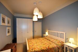 吉法Casa Marina by Holiday World的一间卧室配有一张床、两张桌子和两盏灯。