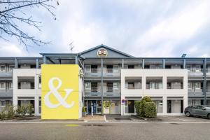 日尔B&B HOTEL Grenoble Université的办公室大楼前面有标志