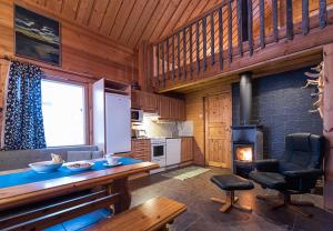 基尔匹斯扎我维Saivaara Cottages的厨房配有桌子、椅子和炉灶。