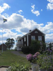 维默比Snokebo Gård的院子里有旗帜的黑色房子