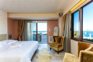 罗希姆诺Cavo Seaside Suites的酒店客房设有一张床和一个阳台。