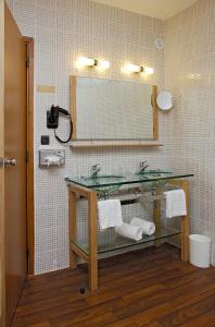 罗德兹Hôtel Tour Maje的一间带水槽和镜子的浴室