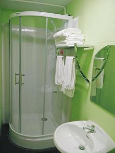 清莱您的家旅馆的一间带玻璃淋浴和水槽的浴室