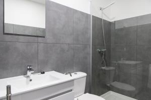波尔图波尔图共和国旅舍及套房的一间带水槽、卫生间和淋浴的浴室