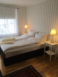 SogndalsstrandSogndalstrand Kulturhotell的一间卧室设有一张大床和一个窗户。