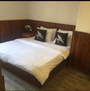 阿尔·阿尔兹阿利达托尼中心度假屋的一间卧室配有一张大床,提供黑白枕头
