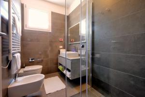 拉齐塞Relais Villa Clodia的一间带水槽、卫生间和淋浴的浴室