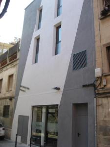 巴塞罗那巴塞罗那猫旅馆的城市街道上的白色建筑