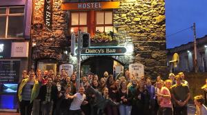 戈尔韦Galway City Hostel - Solo Traveller Hostel的一群站在建筑物前的人