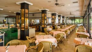 拉克鲁斯蓝色海岸科斯塔乔迪Spa酒店的餐厅的一排餐桌,有粉红色的桌子