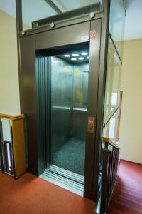 纳霍德Hotel Hron的电梯,玻璃门在房间里