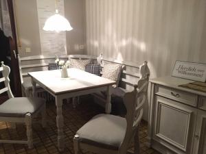 策尔阿姆哈尔梅尔斯巴赫Mattenhof的一间配备有白色桌椅的用餐室