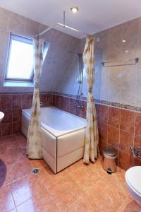 舒门梅赫德加莱尔酒店的带浴缸、淋浴和盥洗盆的浴室