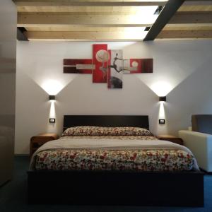 加尔达湖滨Marigold的卧室配有一张床,墙上有十字架