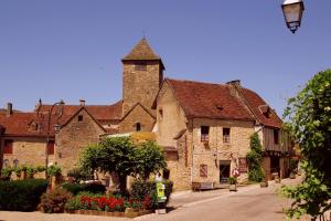 拉卡佩勒-马里瓦勒Le Lac Bleu的一座古老的石头建筑,在街上有塔楼