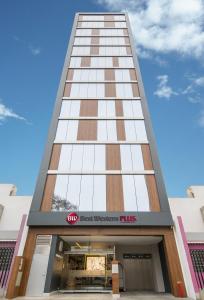 利马拉科城市贝斯特韦斯特PLUS酒店的一座高大的建筑,有一间小红宝石店