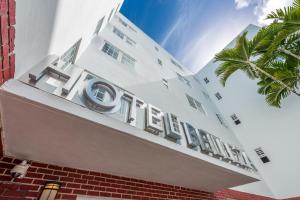 迈阿密海滩美人酒店的建筑一侧的酒店标志