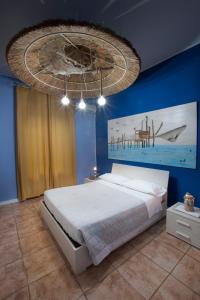 佩斯卡拉Marini Bed&Breakfast的一间卧室设有一张大床和蓝色的墙壁