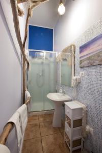 佩斯卡拉Marini Bed&Breakfast的蓝色的浴室设有水槽和淋浴
