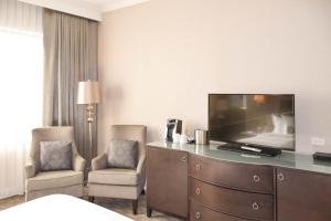 Homewood银行酒店的酒店客房带电视和两把椅子