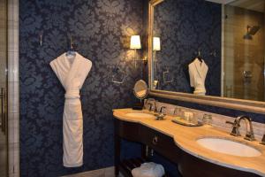 Homewood银行酒店的一间带水槽和大镜子的浴室