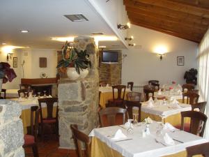 卡斯特罗卡尔德拉斯鲁斯提卡卡尔德拉斯萨克拉旅馆的一间在房间内配有桌椅的餐厅