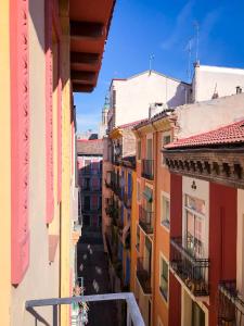 萨拉戈萨AZ El Balcón de Luna的享有大楼之间小巷的景致