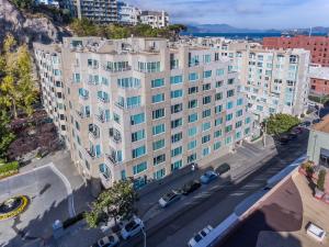 旧金山Serene Condo in SF/North Beach/Telegraph Hillside的享有大型白色建筑的顶部景色,外面设有停车场