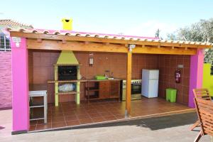 西尔韦斯Villa do Lago的一个带屋顶厨房的游戏室
