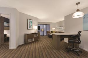 赛普里斯悦府赛普拉斯/阿纳海姆酒店的酒店客房设有书桌和卧室。